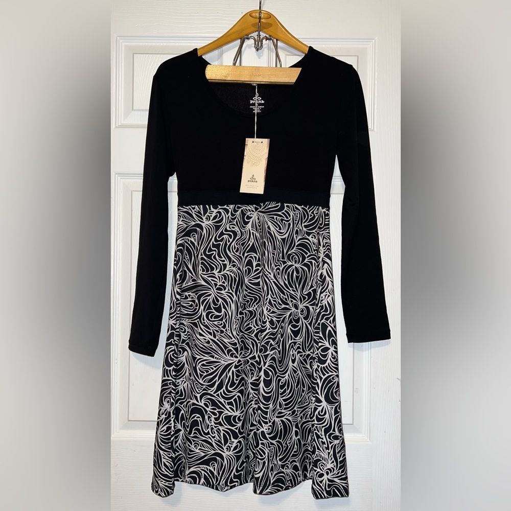 PrAna Long Sleeve Stretch Scoop Neck w/ small hidden pocket size Small NWT